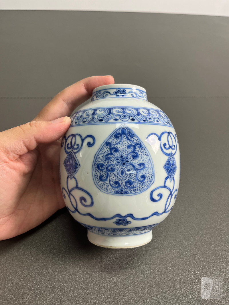 清雍正  青花淡描缠枝花卉纹灯笼尊 - 图5